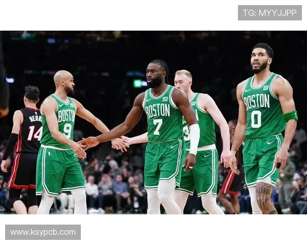 勇士与小牛激战三月二十六日NBA赛场精彩对决引发球迷热议